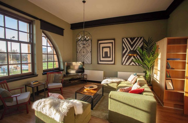 Spacious Apartment with Glasgow Green Views