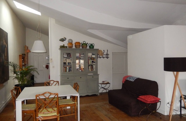 Amplio apartamento en una antigua mansión en el corazón de la ciudad.