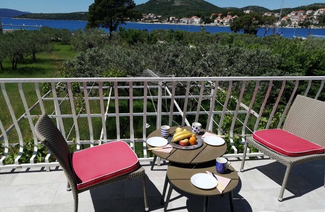 Amplio apartamento con hermosas vistas al puerto deportivo y al mar.