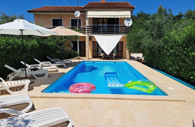Casa en Pula para 12 personas con piscina nueva (9x4m) y amplio jardín.