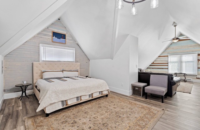 Spacious Bayview Penthouse w/ King bed