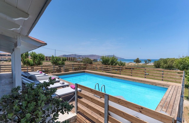 Spacious Beachfront 3-bedroom apartment + 3 ensuites baths, with swimming pool.