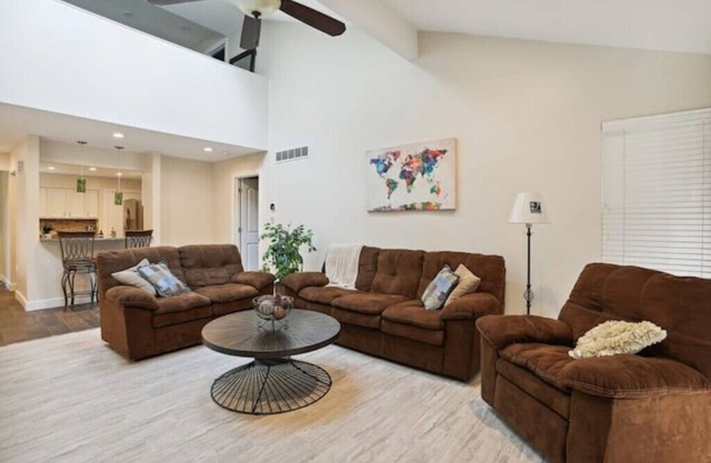 Spacious, beautiful 3 bedroom 3.5 bath! Great location!