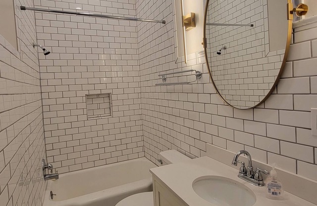 Spacious Benton Park Apartment w/ large King Bedroom Suite & NEW LUXURY BATH!