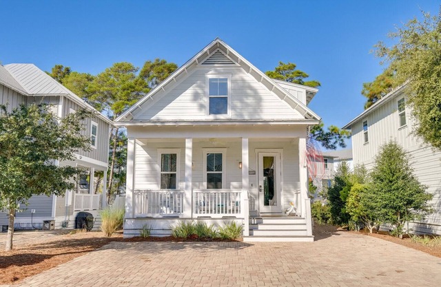 Spacious Blue Mountain Beach home! Resort Pool, Hot Tub & Bikes!