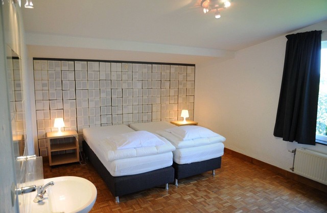 Amplio bungalow para 6 pax con bañera de hidromasaje y gran zona ajardinada