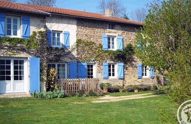 Gîte spacieux avec jardin, cheminée, équipements enfants, près de Roanne, draps fournis