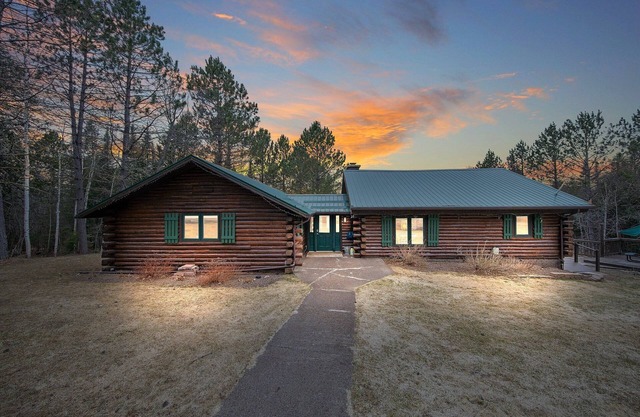 Spacious cabin 7 min from Lutsen Mountain ski hill & cross country ski trails