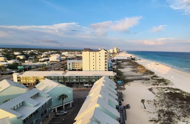 Spacious condo on the beach in Gulf Shores, AL!