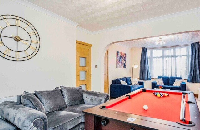 Spacious 6 Bed, 3 Bath House. Sleeps 11- Free Parking, Wifi & Pool Table.