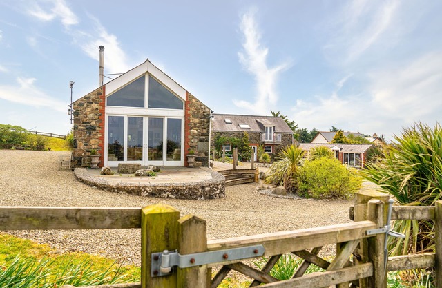 Spacious converted rural barn. Sea views, large grounds, family & pet friendly.