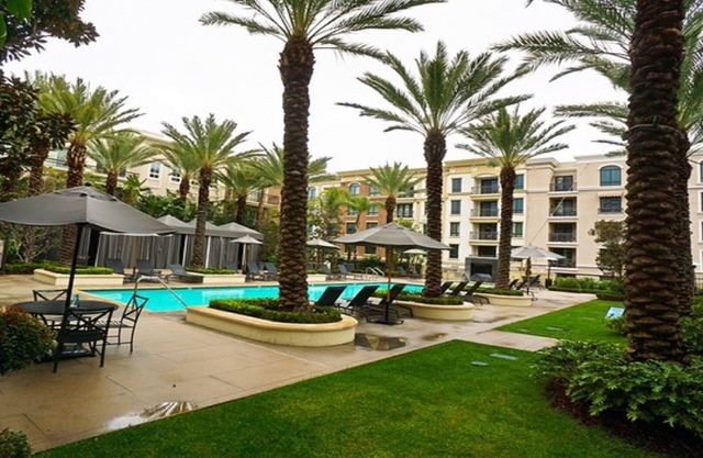 The Americana at Brand- Amplio 2 BR / 2BA con patio que conduce a la piscina.