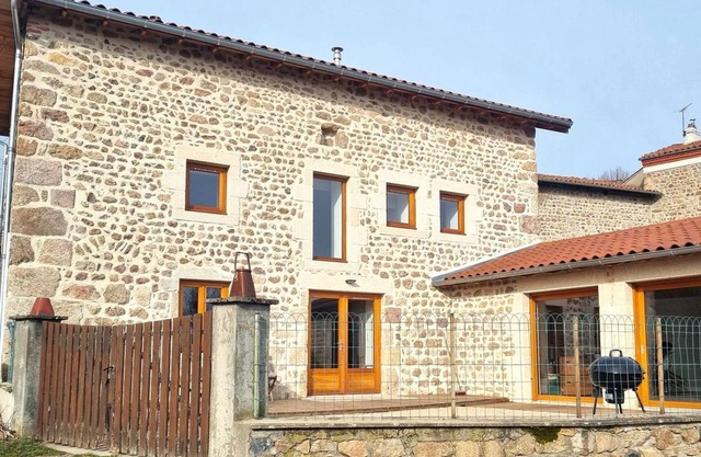 Amplia casa de campo con terraza, 12 camas, cerca de senderos