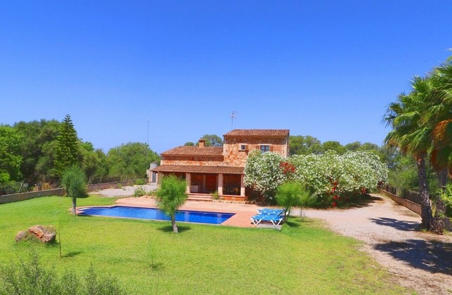 ¡Amplia casa de campo construida en estilo tradicional mallorquín, aire acondicionado y piscina privada cerca de Es Trenc!