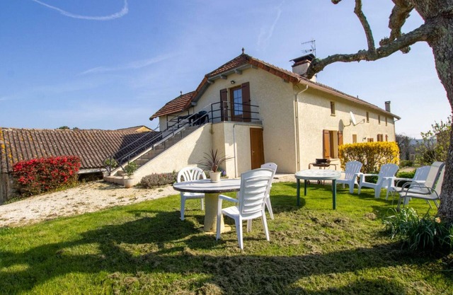 Casa rural con jardín, terraza, y actividades al aire libre cerca de Sarlat