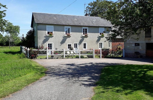 Casa Rural Renovada con Jardín y Todas las Comodidades en Entorno Verde y Tranquilo