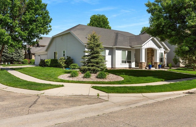 Spacious Designer Home-Hardwoods, Granite, Stainless, Patio & Access to 4 pools.