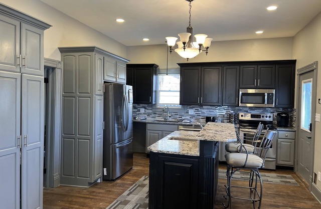 Spacious Dundee Apartment w/5 rooms - Walk to UNMC