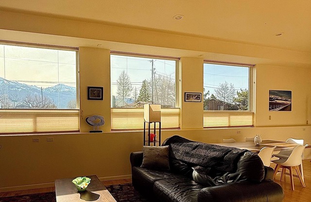 Spacious duplex unit with a stunning mountain view in Joseph