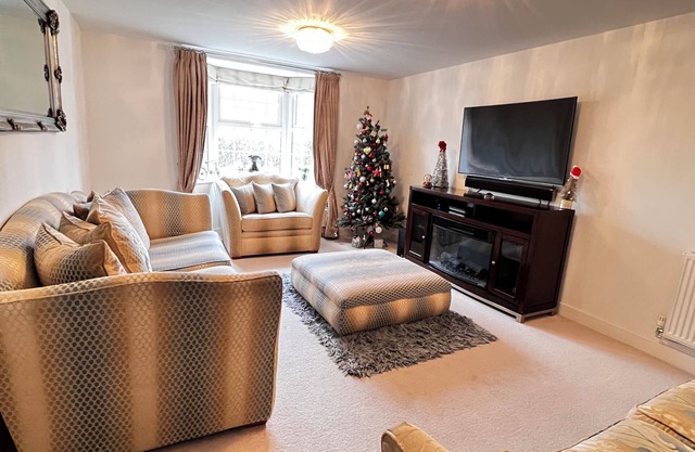 Spacious Family Retreat in Serene Taunton | Sleeps 8 | Near Town & Countryside