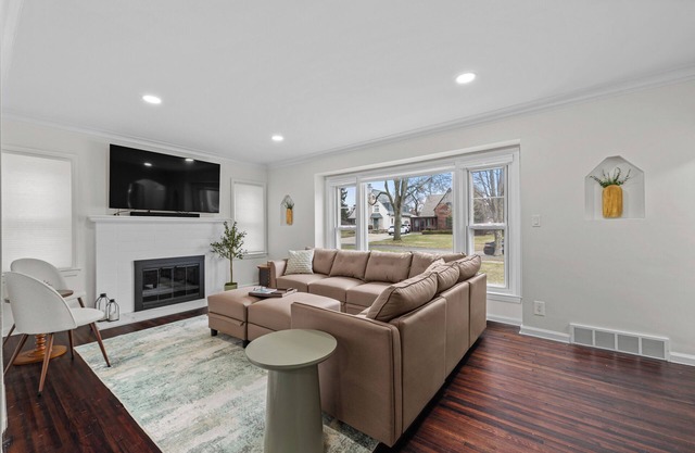 Spacious family-friendly 4 BD home with/ AC, by downtown Royal Oak, Zoo