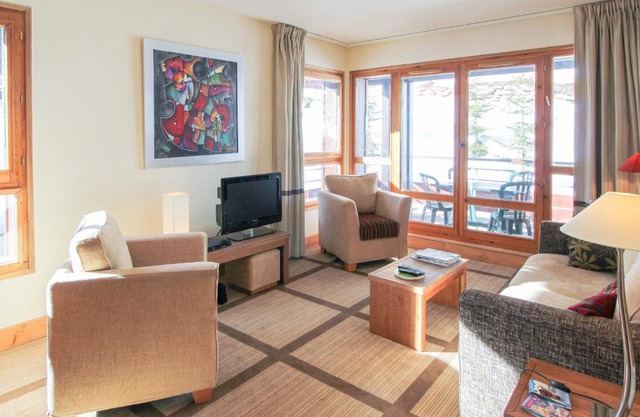 Spacious Family 2-bed, 2-bath with parking, private piste