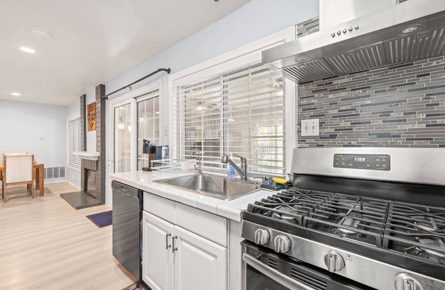 Spacious Family Retreat w Garden Modern Comfort
