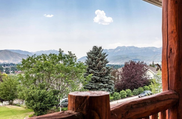 Spacious Family Winter/Ski Vacay Views +Hot Tub