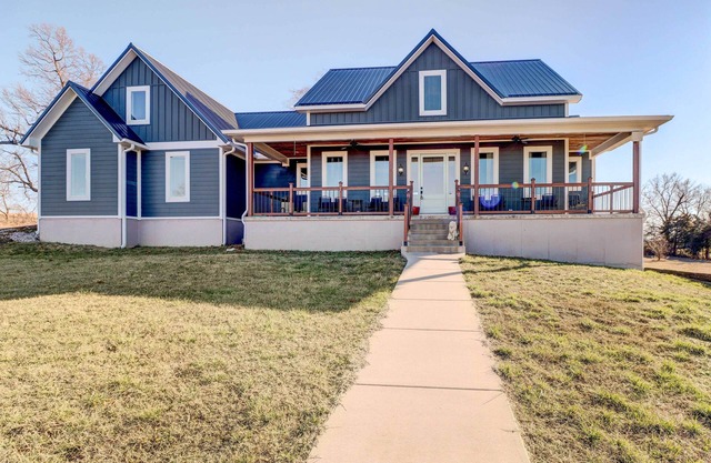 Spacious Farmhouse Near Hikes & Waterfalls