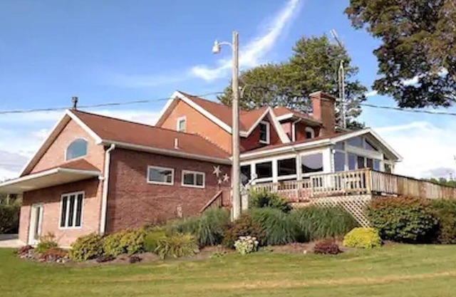Spacious farmhouse with a hottub!