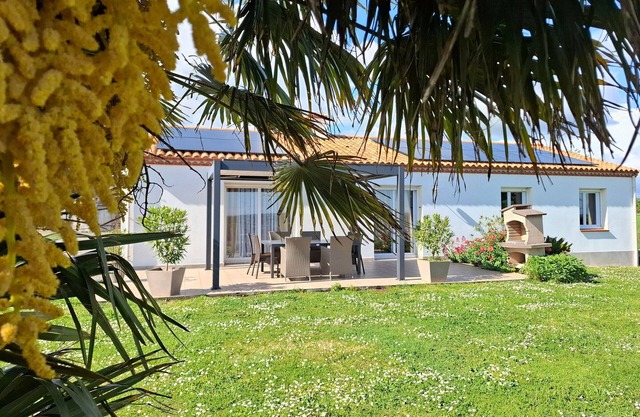 Casa rural moderna con terraza, bicicletas y wifi en Brem-sur-Mer