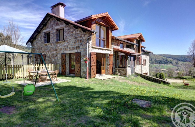 Casa rural amplia y equipada, ideal para familias y amantes de la naturaleza, con terraza y juegos.