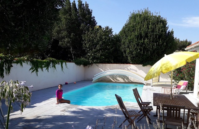 Amplia y acogedora casa con piscina.
