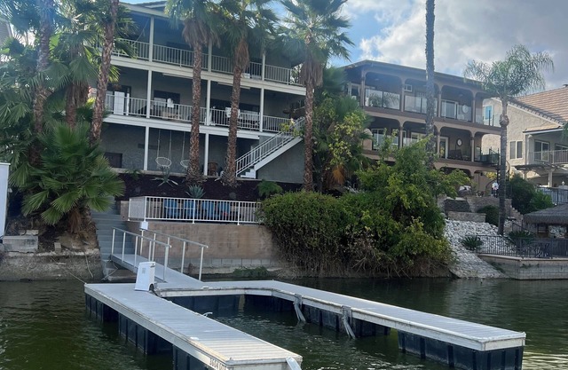 Spacious fully remodeled lakefront 5-bedroom house in beautiful Canyon Lake