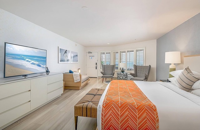 Spacious Good-Value Accommodation! Free Breakfast, Beachfront Property w/ Pool!