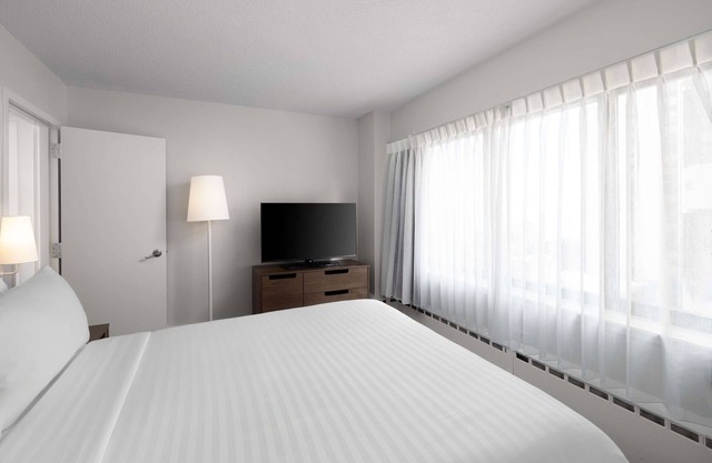 Spacious Good-Value Accommodation! 2 Convenient Units, Free Breakfast