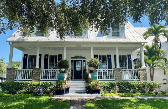 Spacious Gulf Coast mini resort with heated swimming pool, kayaks, paddleboards.