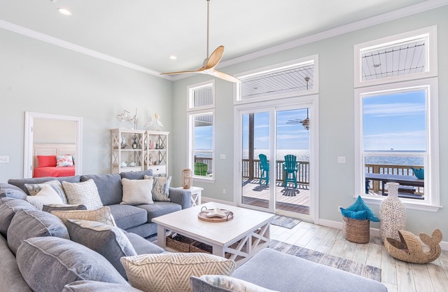 Amplia casa frente al Golfo con espectaculares vistas de amaneceres y atardeceres.