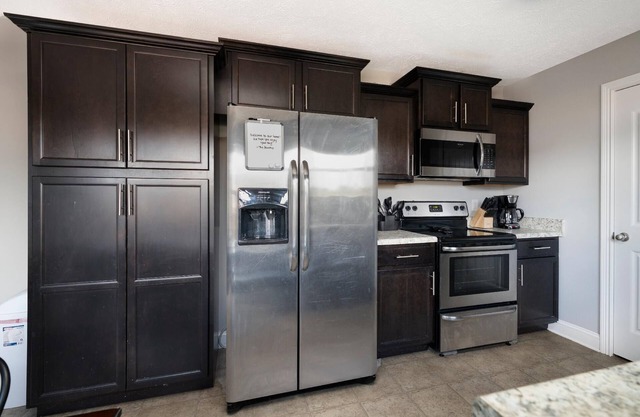 Refugio espacioso cerca de Fort Campbell con sala de bonificación y patio cercado