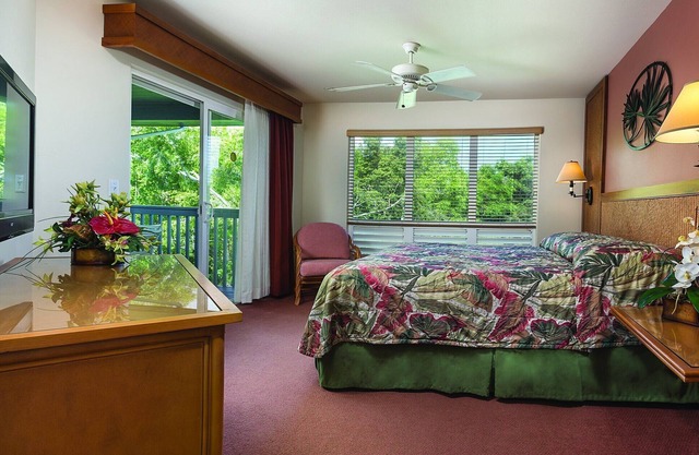 Amplio complejo de condominios hawaianos con balcón privado y acceso completo a todos los servicios del resort