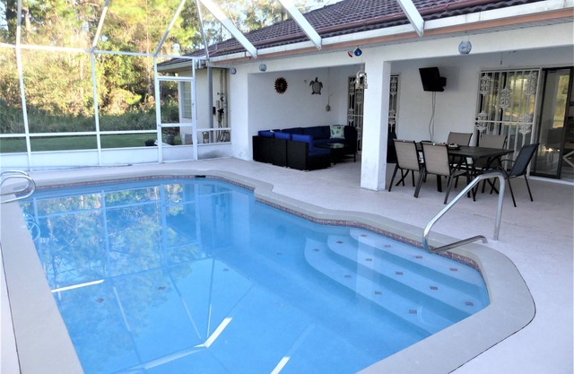 Amplia piscina climatizada con piscina y mesa de ping-pong