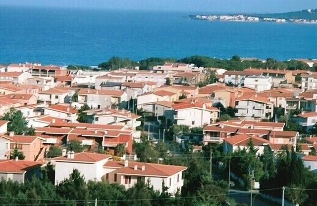 Amplio apartamento en La Caletta, a pocos minutos de la playa.