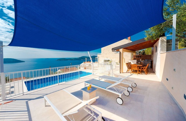 Amplia casa de vacaciones Gina; 6 + 2 con piscina, vista al mar ya solo 12 km de Dubrovnik
