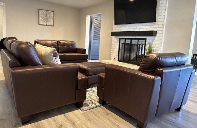 Spacious home + Arcade & Pool Table