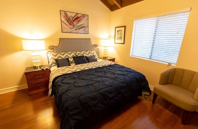 V-HOME: HERMOSA CASA DE PUEBLO A PASEO A DISNEYLAND