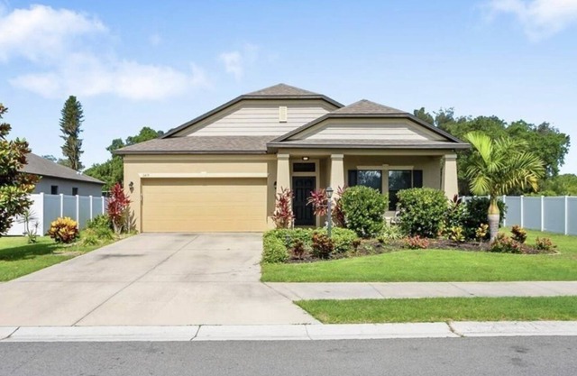 Spacious Home in Large Neighborhood, Minutes Away from the Beach and Riverwalk!