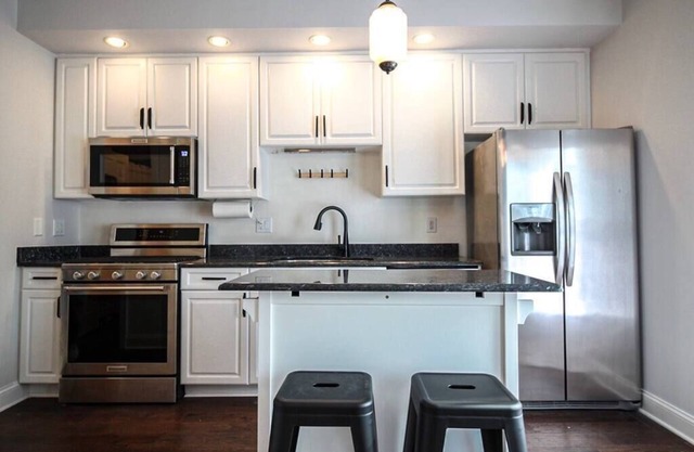 Spacious Home W/ Garage & Patio Hosted By StayRafa