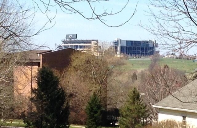 Amplia casa con vistas al estadio Beaver.