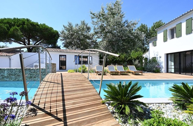 Casa espaciosa con piscina y acceso a la playa