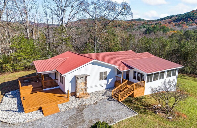 Spacious House on 3 Acres, Mountain Views Sunroom, Screened Porch, Fire Pit